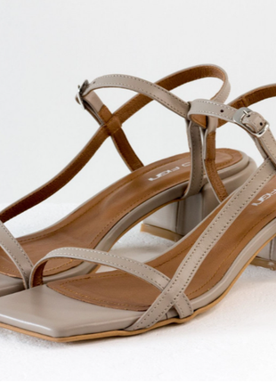 Дизайнерские босоножки на невысоком расклешенном каблуке2 фото