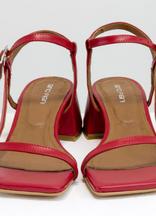 Дизайнерские босоножки на невысоком расклешенном каблуке3 фото