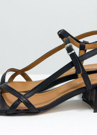 Дизайнерские босоножки на невысоком расклешенном каблуке6 фото