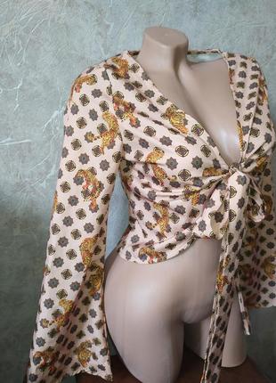 Укороченная блуза с тиграми на завязках рукав клеш