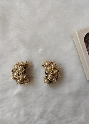 Золотистые большие сережки клипсы с жемчугом жемчужинами цветочками золотыми с защелкой обьемные2 фото