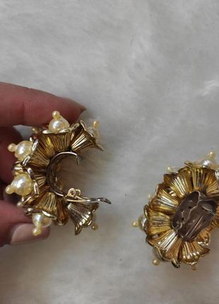 Золотистые большие сережки клипсы с жемчугом жемчужинами цветочками золотыми с защелкой обьемные5 фото