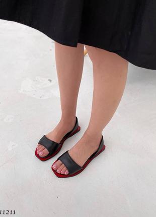 Чорні закриті босоніжки