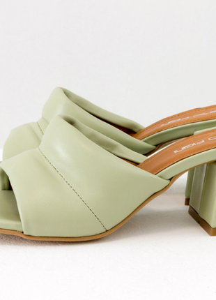 Дизайнерские мягкие мюли "дутики", на каблуке, выполнены из натуральной итальянской кожи4 фото