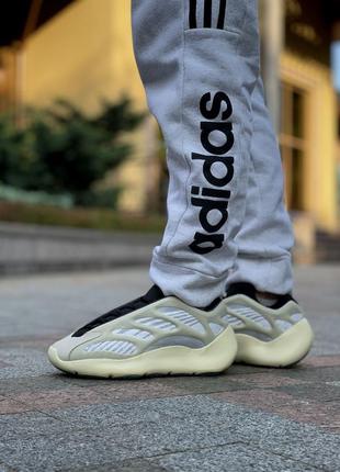 Женские кроссовки adidas yeezy boost 700 v3 white beige 36-37-38-39-40-415 фото