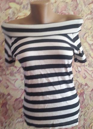 Чорно-біла футболка в смужку