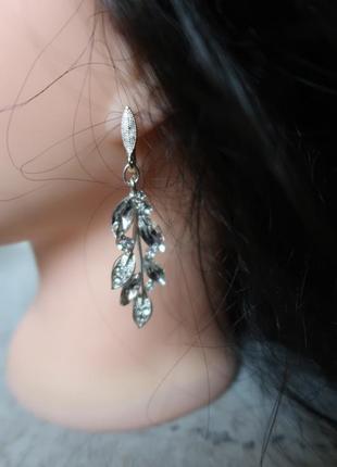 Сережки серебристі стразовані в формі листочків