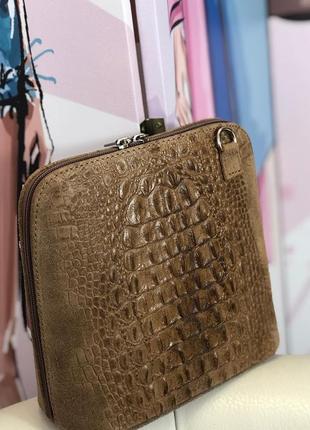 Італійська сумочка кросбоді з натуральної замші.