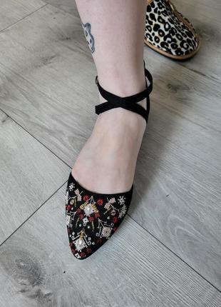 Босоножки закрытые с вышивкой