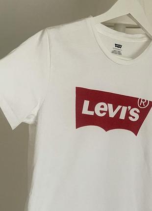 Футболка белого цвета levi’s 🤍💔 размер s