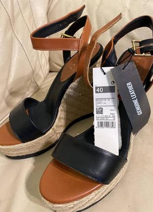 Класні класичні шкіряні літні босоніжки parfois 40р