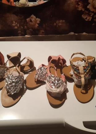 Модні сандалі