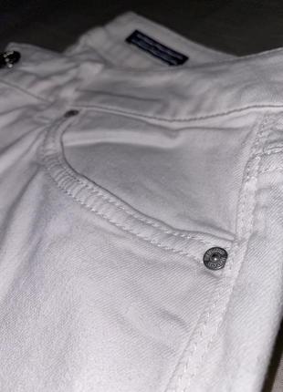 Женские шорты tommy hilfiger denim белые летние минималистичные хлопок база4 фото