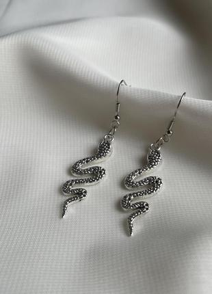 Сережки змії