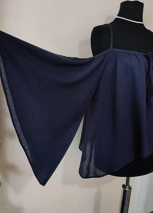 Блуза с открытыми плечами и рукавом стильная