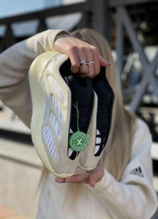 Женские кроссовки adidas yeezy boost 700 v3 white beige 36-37-38-417 фото