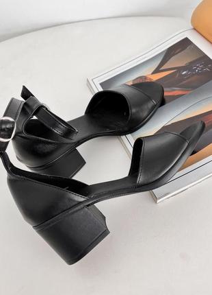 Качественные модные женские кожаные босоножки на низком удобном каблуке в черном цвете6 фото