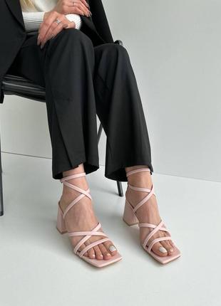 Женские пудровые босоножки на квадратном каблуке7 фото