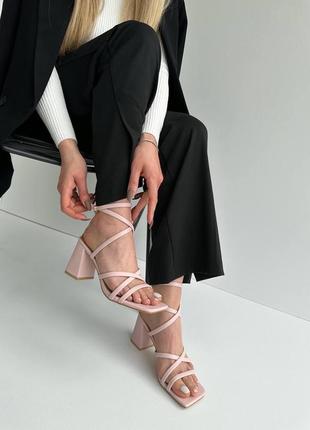 Женские пудровые босоножки на квадратном каблуке5 фото