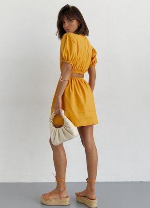 Короткое однотонное платье с вырезом на спине5 фото