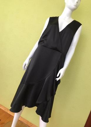 Асиметрична атласна сукня