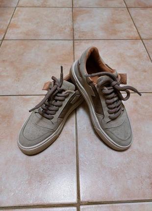 Стильные кроссовки ( натур. замша)