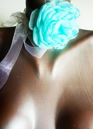 Трендовая роза шифоновая голубая на шею цветок на белой шифоновой ленте чокер роза1 фото