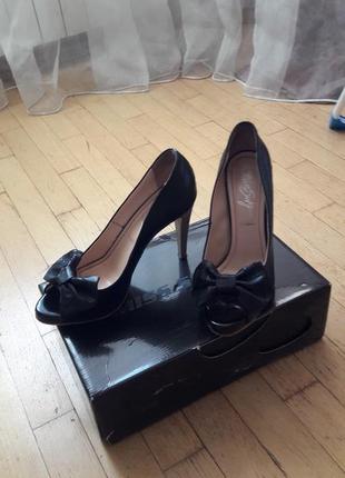 Женские черные кожаные туфли с открытым носком4 фото
