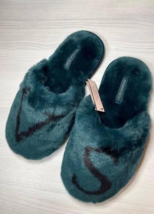 Домашние женские тапочки меховые  victoria's secret closed toe faux fur slipper kir с логотипом зеленого цвета4 фото