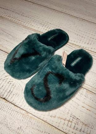 Домашні жіночі капці хутряні victoria's secret closed toe faux fur slipper kir з логотипом зеленого кольору7 фото