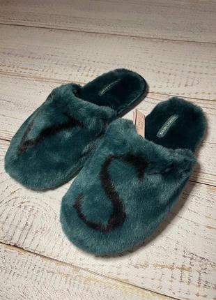 Домашні жіночі капці хутряні victoria's secret closed toe faux fur slipper kir з логотипом зеленого кольору2 фото