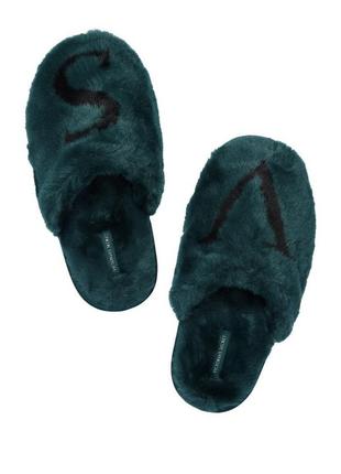 Домашние женские тапочки меховые  victoria's secret closed toe faux fur slipper kir с логотипом зеленого цвета1 фото