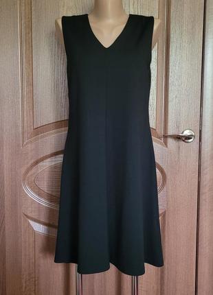 Базовое черное платье с v-образным вырезом2 фото