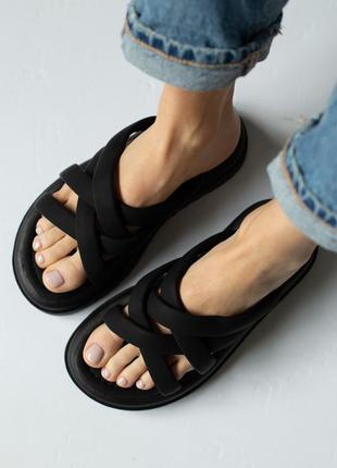 Стильные черные шлепанцы