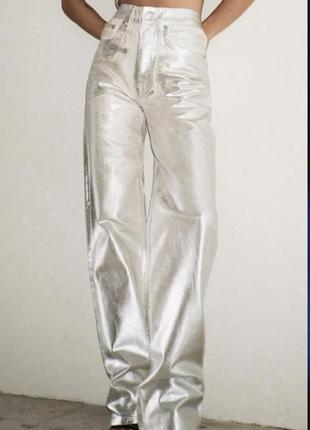 Джинсы с серебряным напылением джинсы с металлическим напылением джинсы металлические zara джинсы металлизированные прямые zara