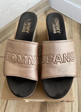 Шлепки Tommy Jeans ultra high rise straight jeans in wash black