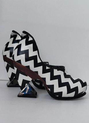 Дизайнерські шкіряні туфлі на підборах з чорно-білим принтом.