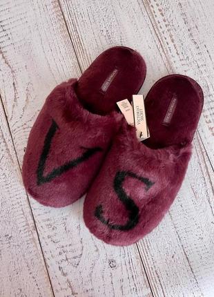 Домашние женские тапочки меховые  victoria's secret closed toe faux fur slipper kir с логотипом бордового6 фото