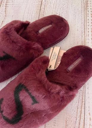 Домашні жіночі капці хутряні victoria's secret closed toe faux fur slipper kir з логотипом бордового3 фото