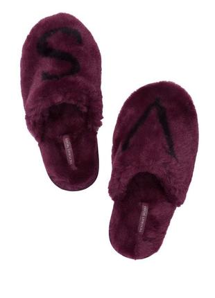 Домашние женские тапочки меховые  victoria's secret closed toe faux fur slipper kir с логотипом бордового