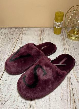 Домашние женские тапочки меховые  victoria's secret closed toe faux fur slipper kir с логотипом бордового2 фото