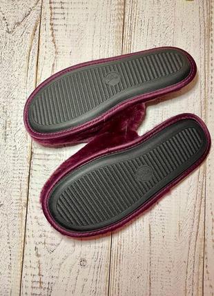 Домашние женские тапочки меховые  victoria's secret closed toe faux fur slipper kir с логотипом бордового4 фото