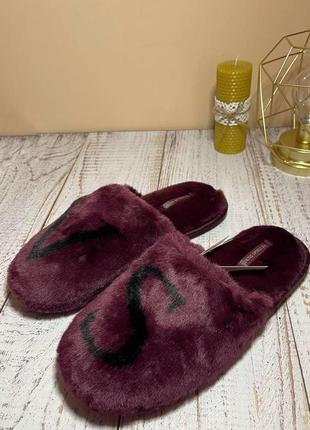 Домашние женские тапочки меховые  victoria's secret closed toe faux fur slipper kir с логотипом бордового8 фото