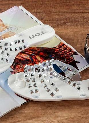 Женские  силиконовые шлепанцы с шипами-top в белом цвете.