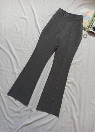 Серые классические брюки клёш на высокой посадке/со стрелками4 фото