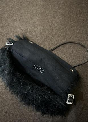 Маленька пухнаста сумка багет nicoli made in italy зі стразами3 фото