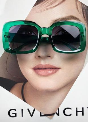 Стильные базовые очки с оправой трендового зеленого цвета и дымчато-фиолетовыми стеклами1 фото