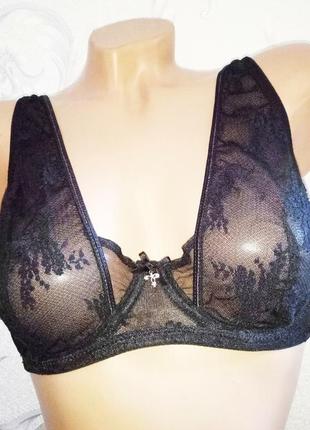 Полупрозрачный, красивый бюстгальтер.