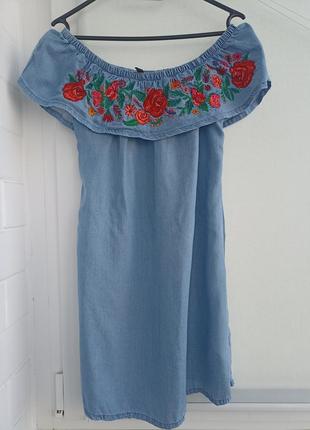 Джинсовое платье с вышивкой