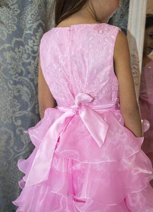 Нарядное розовое пышное платье на девочку2 фото